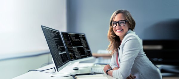 Frau in der IT-Abteilung beim Arbeiten.