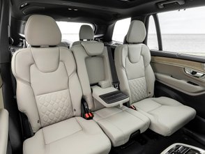 Blick auf die zweite Sitzreihe des Volvo XC90 PHEV