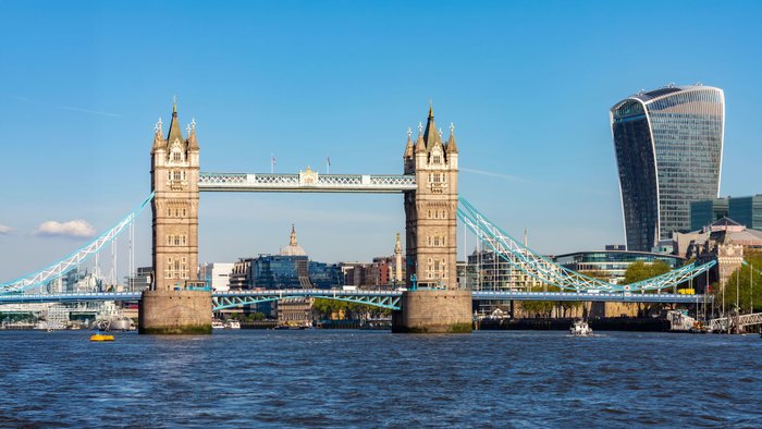 Blick auf die Tower Bridge und den Wolkenkratzer Sky Garden an der Themse in London.