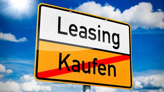Ortschild mit Aufschrift Kaufen und Leasing