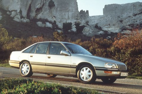 Opel Senator B steht vor einem Berg. 