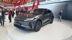 Auto steht inmitten einer Messehalle