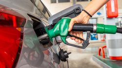 Zapfpistole an einer Tankstelle