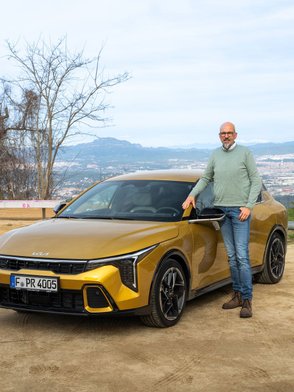 ARCD-Redakteur Wolfgang Sievernich neben dem Kia K4. 