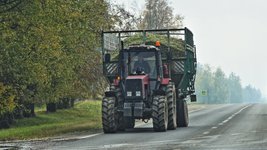 Traktoren auf einer Straße