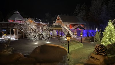 Das Lapland Guesthouse in Kangos mit weihnachtlicher Beleuchtung. 