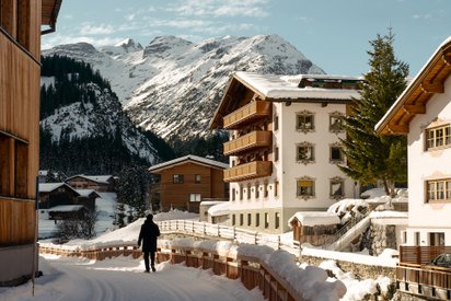 Verschneite Straßenszene in Oberlech.