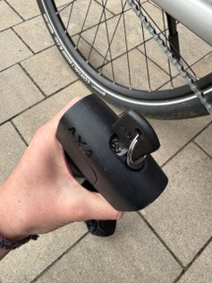 Nahaufnahme des Falt- und Kettenschloss AXA Foldable 8-130.