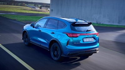 Haval Jolion Pro fährt über eine Straße. 