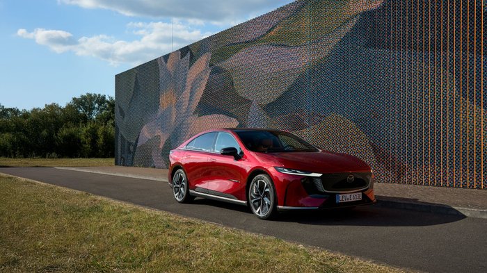 Der Mazda6e von vorne. 
