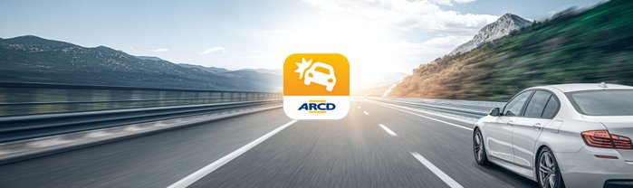 Auto auf der Straße bei tiefstehender Sonne, Logo der Pannenhilfe-App.