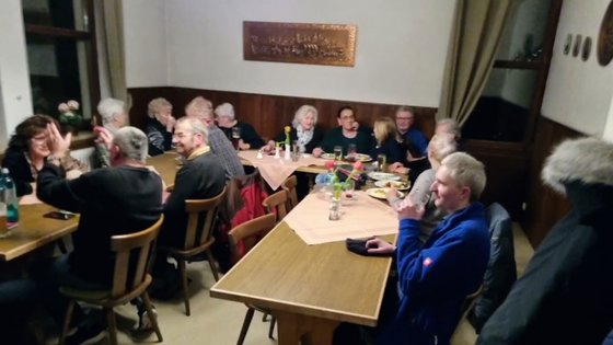 OC Treffen, viele Mitglieder an einem Tisch.