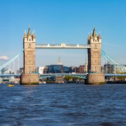 Blick auf die Tower Bridge und den Wolkenkratzer Sky Garden an der Themse in London.