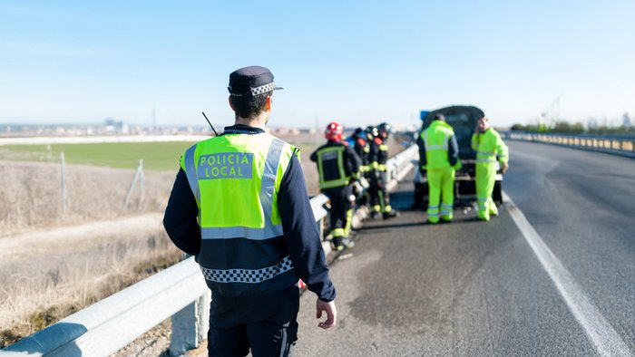 Ein Beamter der Policia bei einem Verkehrsunfall. 