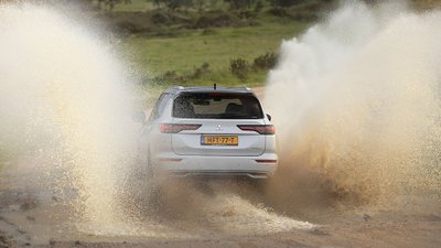 Mitsubishi Outlander fährt durch ein Schlammloch.