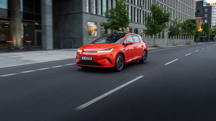 BYD Dolphin G DM-i Test – Fahrt durch die Stadt.