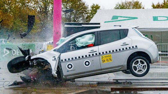 Auto, welches gegen einen Posten fährt und zerquetscht wird.