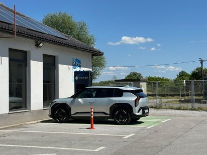 Kia EV3 an einer Ladesäule in Kroatien