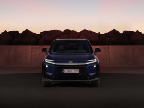 Die Scheinwerfer des Toyota bZ4X bei Dunkelheit. 