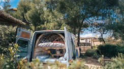 Der Moby Camper steht auf einem Campingplatz. 