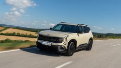 Kia Seltos fährt auf einer Landstraße. 
