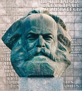 Monumentale Porträtbüste von Karl Marx in Chemnitz.
