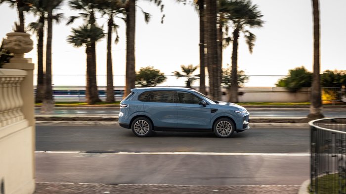 Leapmotor B10 fährt durch eine Stadt in Südfrankreich