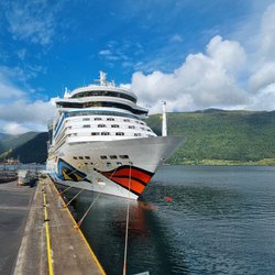 Das Kreuzfahrtschiff AIDAbella legt im Hafen von Andalsnes in Norwegen an.