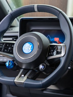 Lenkrad der Alpine A290 im Detail.