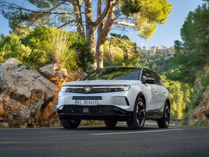 Frontansicht des Opel Grandland PHEV auf einer Landstraße.