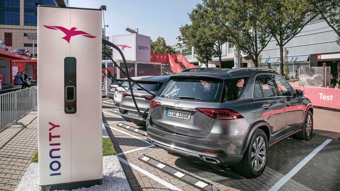 Ein Auto steht an einer Ladesäule.