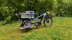 Auf einem Lastenrad ist Ladung richtig gesichert. 