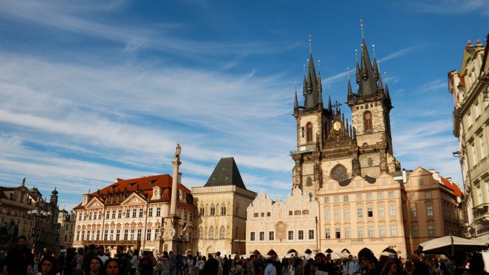 Blick auf den mit Touristen gefüllten Altstädter Markt in Prag.