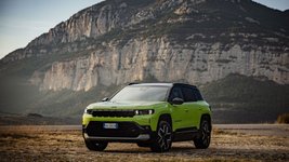 Jeep Compass parkt vor Berg-Kulisse.
