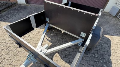 Faltos-Anhänger teilweise montiert .
