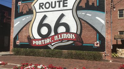 Backsteinmauer mit Symbol der Route 66 im Route 66 Hall of Fame and Museum in Pontiac, Illinois.