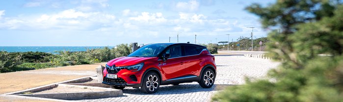 Ein roter Mitsubishi ASX steht auf einem Parkplatz.