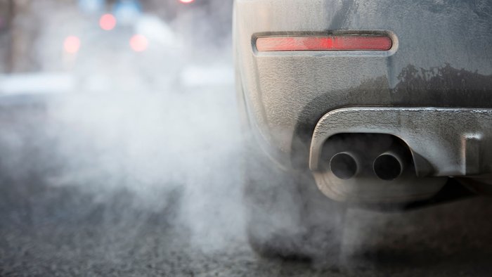Auspuffrauch aus einem Auto