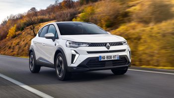 Renault-Captur auf einer Straße von vorne.