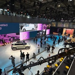 Messe-Stand von Volkswagen auf der IAA Mobility 2025.