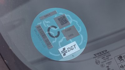 Französische Crit’Air-Plakette hinter einer Windschutzscheibe. 