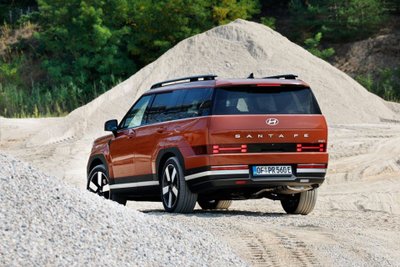 Heckansicht des Hyundai Santa Fe in einer Sandgrube