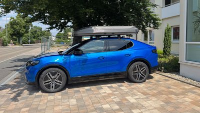 Das Dachzelt Flitzer 1 XL geschlossen auf dem Dach des Ford Capri. 