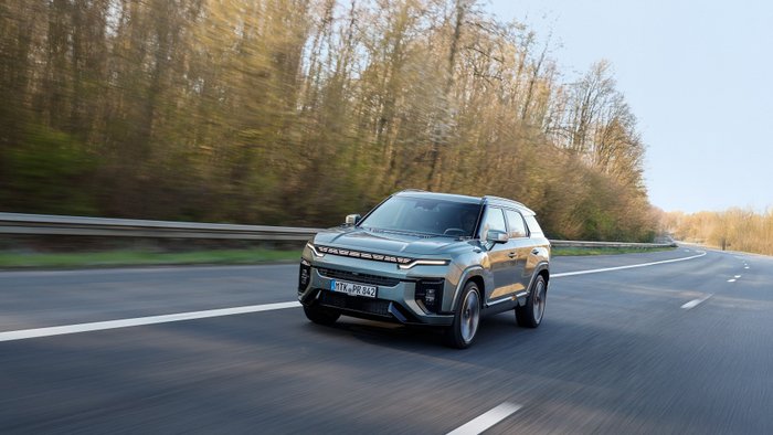 KGM Actyon Hybrid fährt auf einer Landstraße.