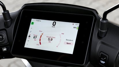 Blick auf das zentrale Display des Honda CUV e: