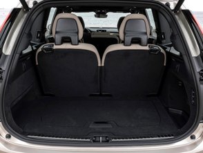Blick in den Kofferraum des Volvo XC90 PHEV bei aufgestellten Sitzlehnen