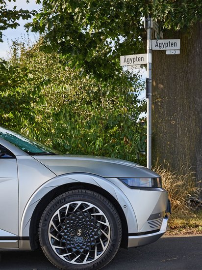 Vorderer Teil eines Autos auf einer Straße.