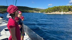 Kinder auf einer Segeljacht beim Segeln in Kroatien.