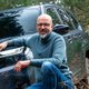 ARCD-Mitarbeiter Wolfgang Sievernich vor einem großen schwarzen SUV.