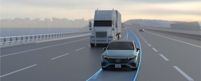 Ein Auto und ein LKW auf einer Autobahn.